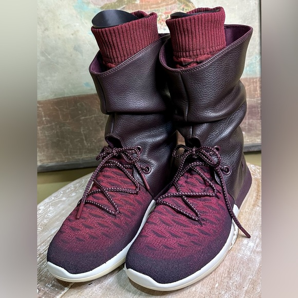 EUC *Never Worn* Nike “Roshe Two” FlyKnit Deep Burgundy SneakerBoot. Size 9 - Picture 3 of 15